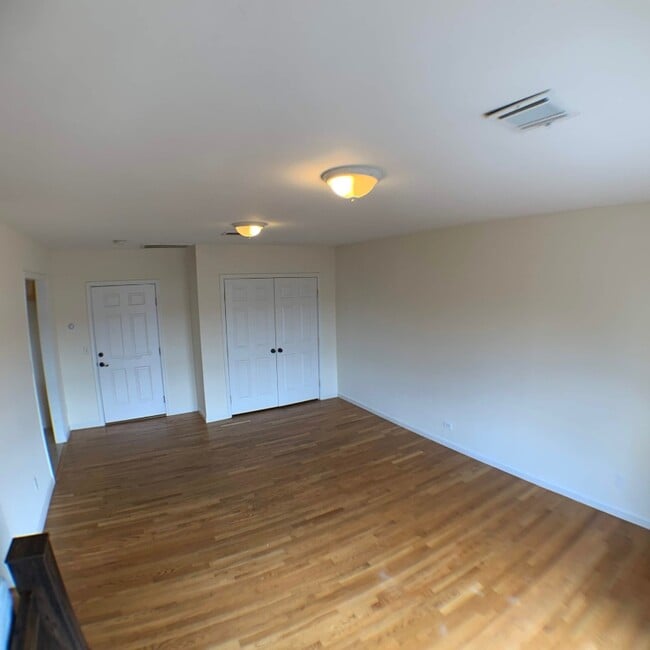 60 W 8th St
