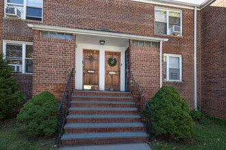 Beechwood Gardens Association in Flushing, NY - Foto de edificio - Building Photo