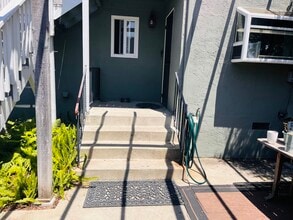 233 Cherry Way in Cherryland, CA - Foto de edificio - Building Photo