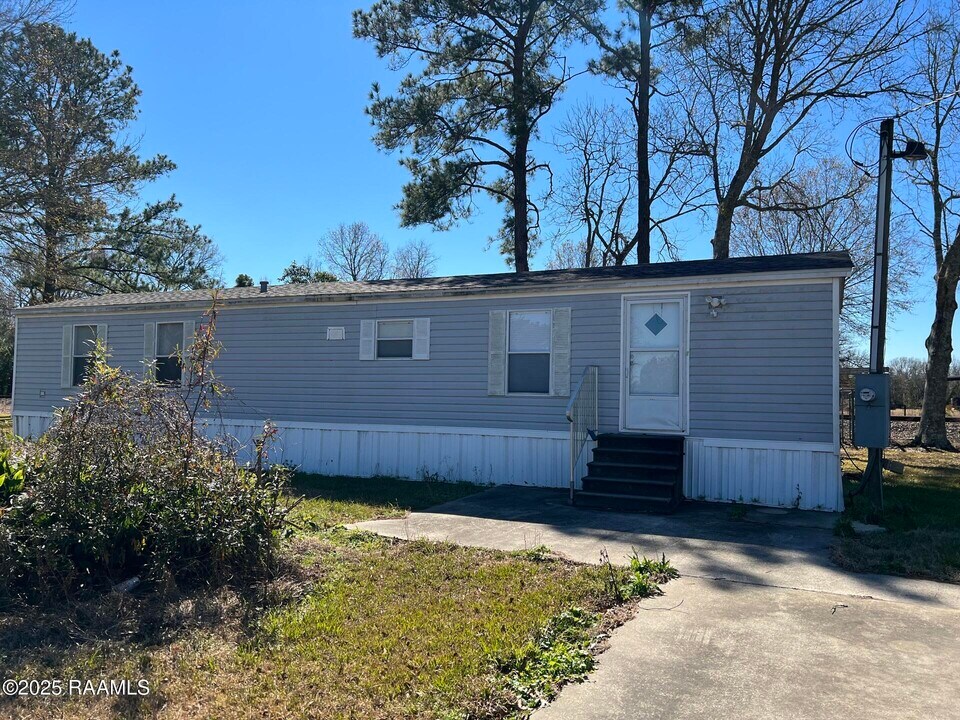 1734 W Old Spanish Trail in St. Martinville, LA - Building Photo