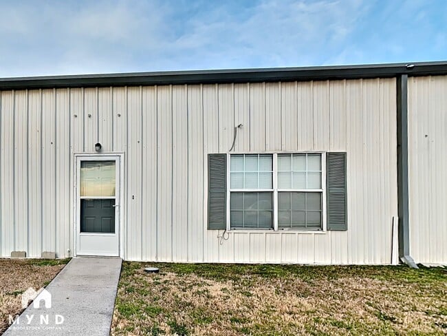 4892 Masch Branch Rd, Unit 9 in Krum, TX - Foto de edificio - Building Photo