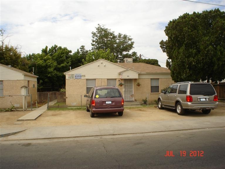 2011 Flower St in Bakersfield, CA - Foto de edificio