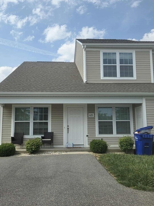 625 Pin Oak Dr NW in Christiansburg, VA - Building Photo