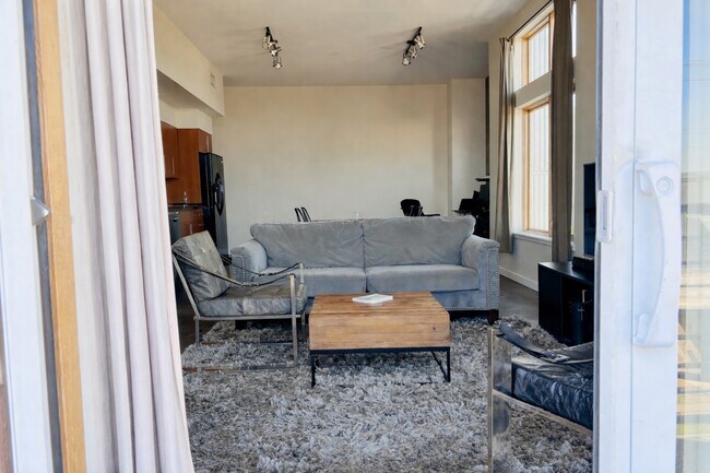 2124 E 6th St, Unit 311 in Austin, TX - Building Photo - Building Photo