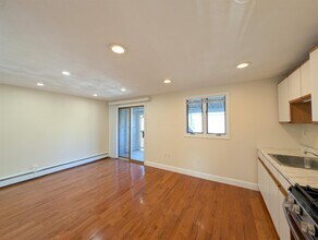 6 Evergreen Sq, Unit 3 in Somerville, MA - Building Photo - Building Photo