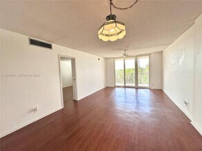 250 Jacaranda Dr in Plantation, FL - Building Photo - Building Photo