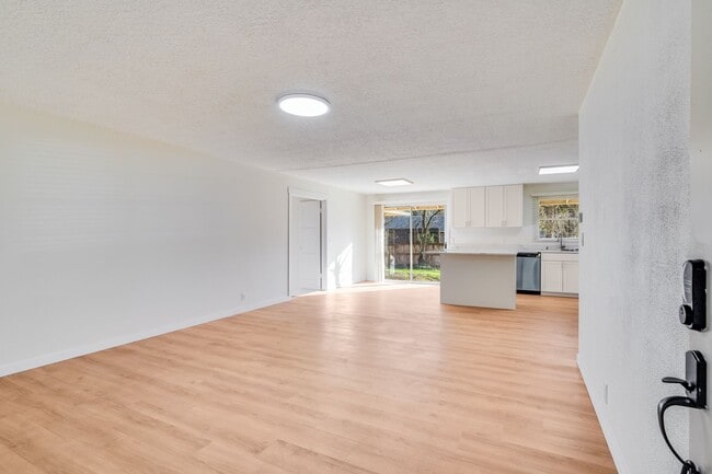 5960 Kenny St in Lake Oswego, OR - Building Photo - Building Photo