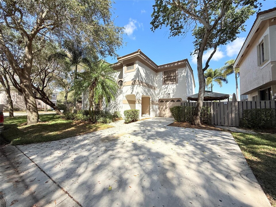 10661 NW 17th Pl in Plantation, FL - Building Photo