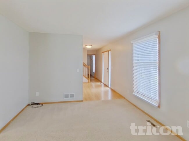 10071 Raleigh Ct in Woodbury, MN - Foto de edificio - Building Photo