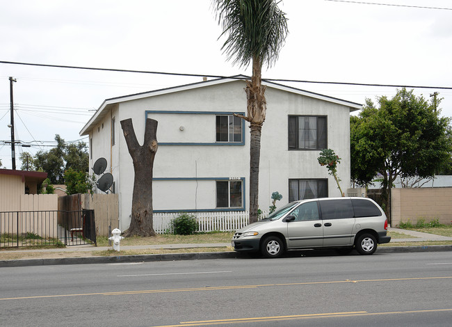 2530 Mcfadden Ave in Santa Ana, CA - Foto de edificio - Building Photo