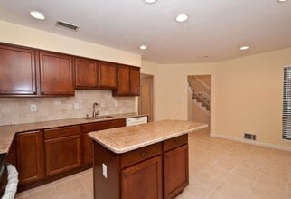 90 Foxwood Dr in Jericho, NY - Building Photo - Building Photo