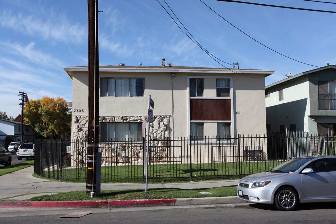 7305 Variel Ave in Canoga Park, CA - Building Photo