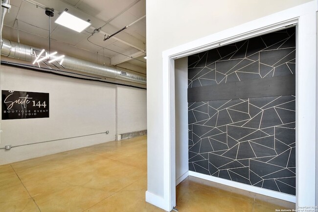 3363 E Commerce St in San Antonio, TX - Building Photo - Building Photo