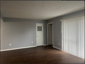 225 W McDowell Rd in Jackson, MS - Building Photo