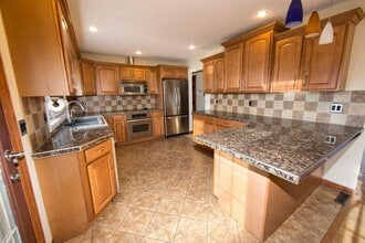 8833 N Iroquois Rd in Bayside, WI - Building Photo - Building Photo