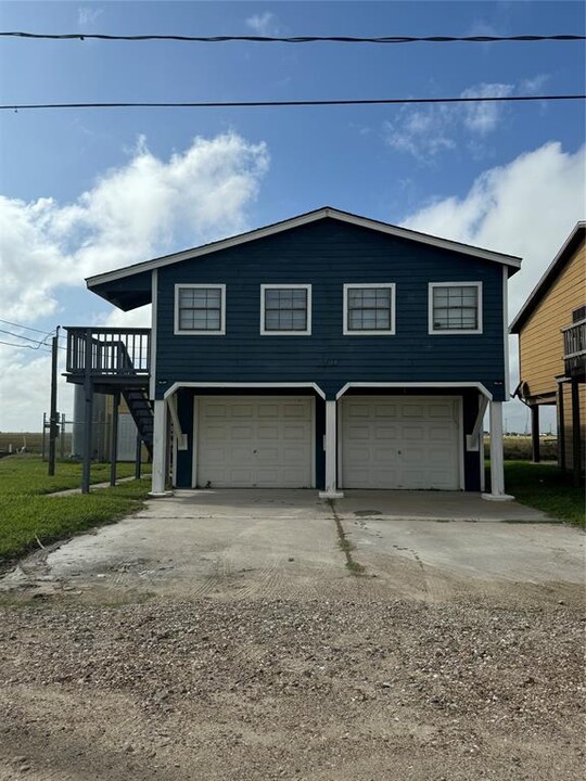 7208 La France Dr in Hitchcock, TX - Building Photo