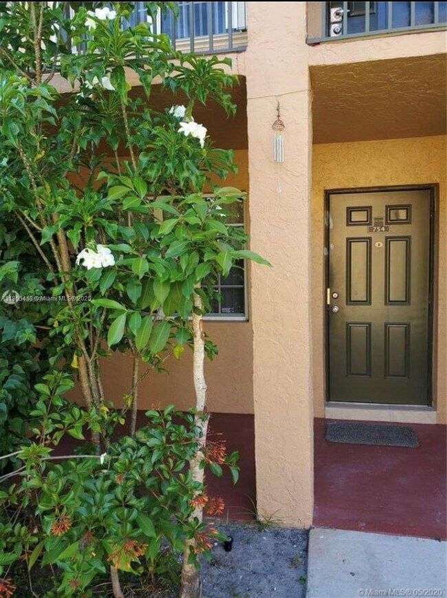 754 NW 103rd Terrace in Pembroke Pines, FL - Building Photo - Building Photo