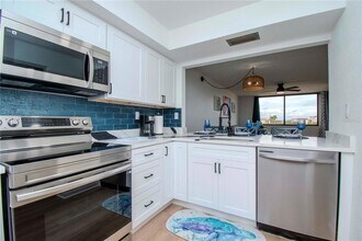 6361 Bahia Del Mar Blvd S, Unit 605 in St. Petersburg, FL - Foto de edificio - Building Photo