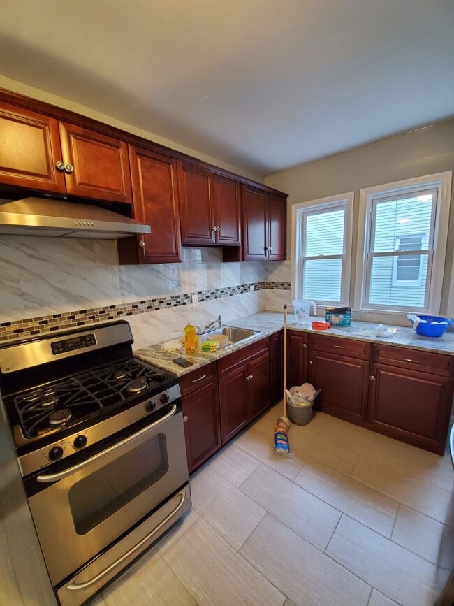 124 E 32nd St, Unit 1 in Paterson, NJ - Foto de edificio - Building Photo
