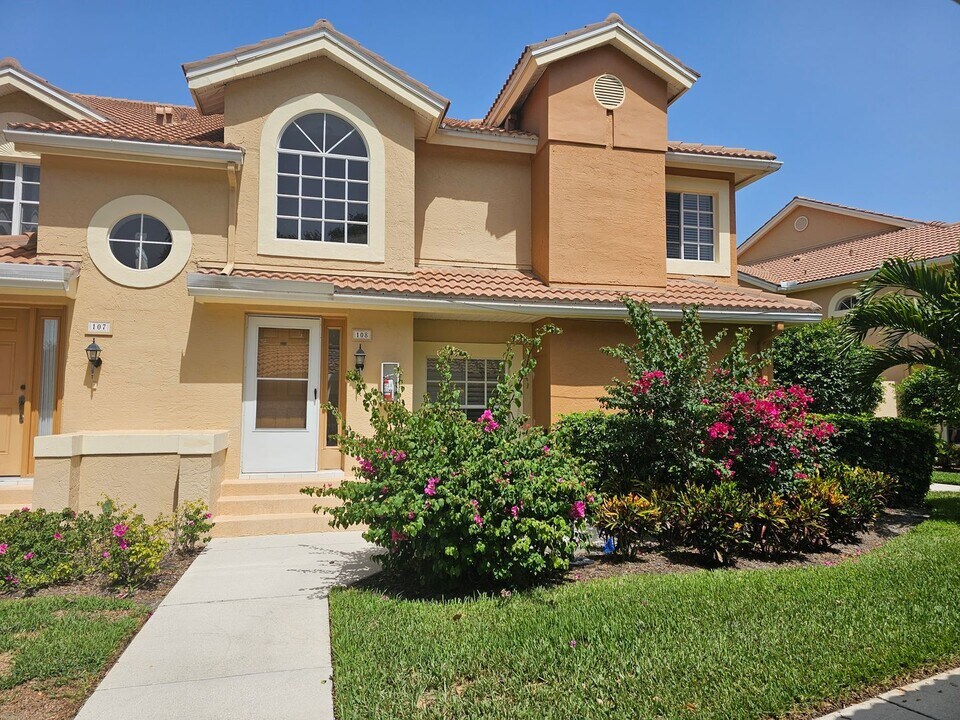 13000 Amberley Ct in Bonita Springs, FL - Building Photo