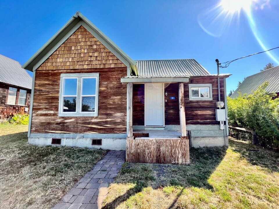 531 3rd St in Ronald, WA - Building Photo