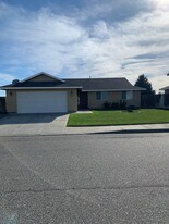 7912 Quadra Dr in Pasco, WA - Building Photo