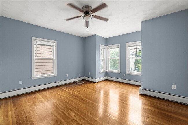 329 Washington St, Unit 2 in Somerville, MA - Foto de edificio - Building Photo