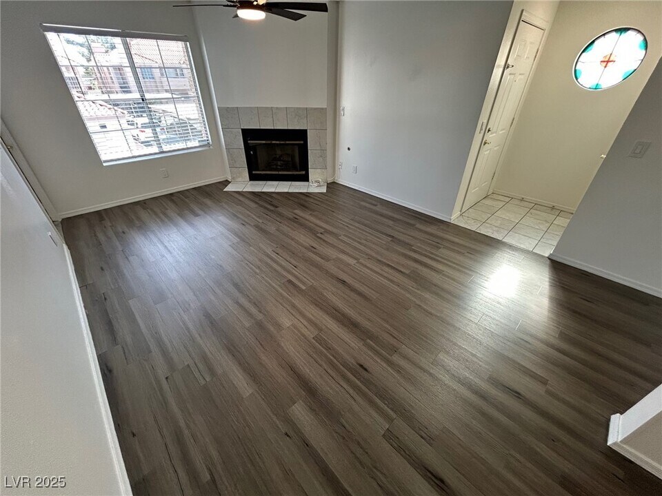 1375 E Hacienda Ave in Las Vegas, NV - Building Photo