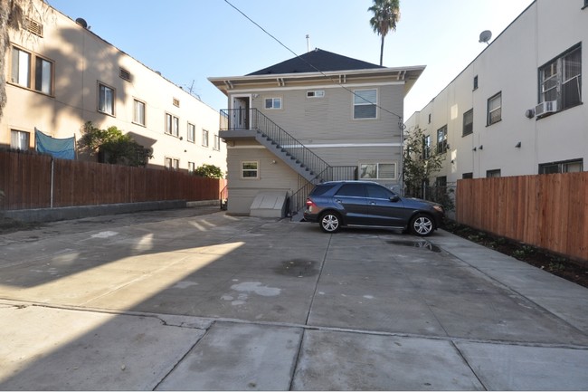 2729 San Marino St in Los Angeles, CA - Building Photo - Building Photo