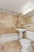 330 E 100th St in New York, NY - Foto de edificio - Building Photo