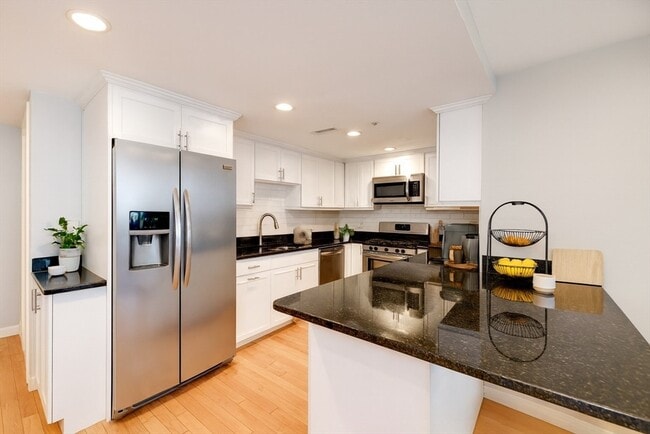 1607 Commonwealth Ave, Unit 2 in Boston, MA - Foto de edificio - Building Photo