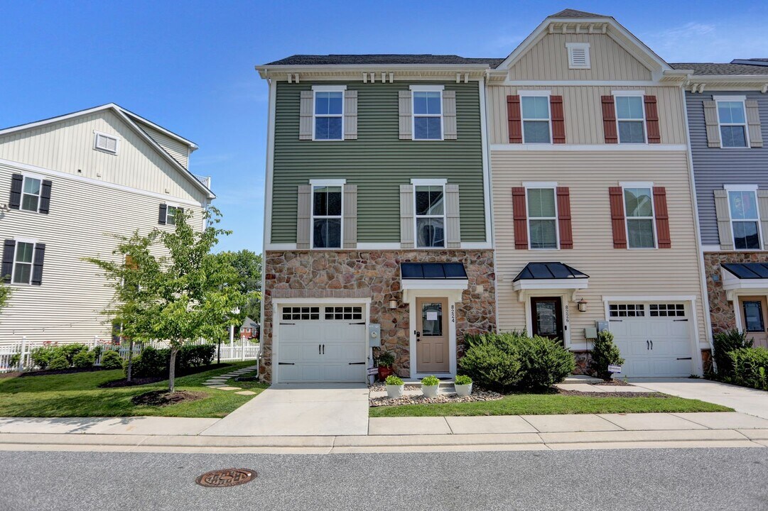 8224 Secluded Cove Ln in Baltimore, MD - Building Photo