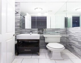 W 52ND ST., Unit 1A in New York, NY - Foto de edificio - Building Photo