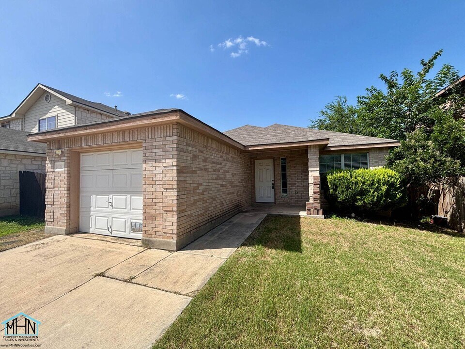10747 Shaencrossing in San Antonio, TX - Building Photo