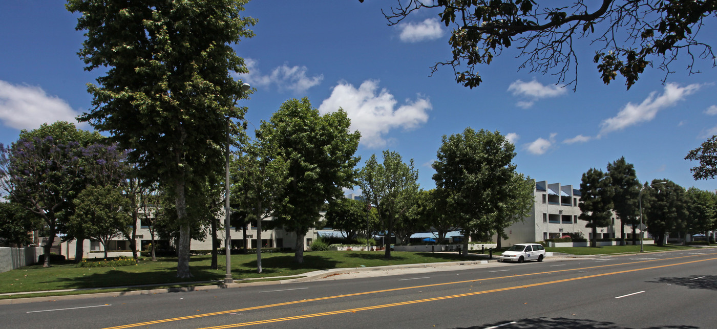 Candlewood Park in Lakewood, CA - Building Photo