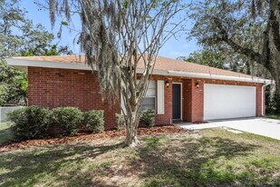 9811 N Connechusett Rd in Tampa, FL - Building Photo