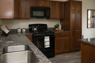 Hidden Oak Way in Manchester, NH - Foto de edificio - Building Photo