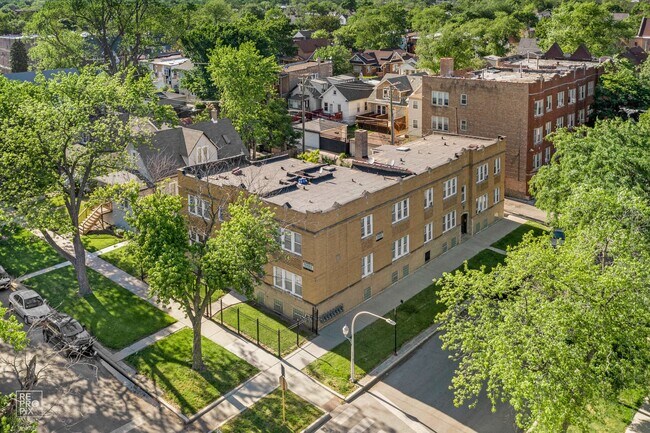 5800 W Iowa St 908-10 N Menard Chicago, IL 60651 in Chicago, IL - Building Photo - Building Photo