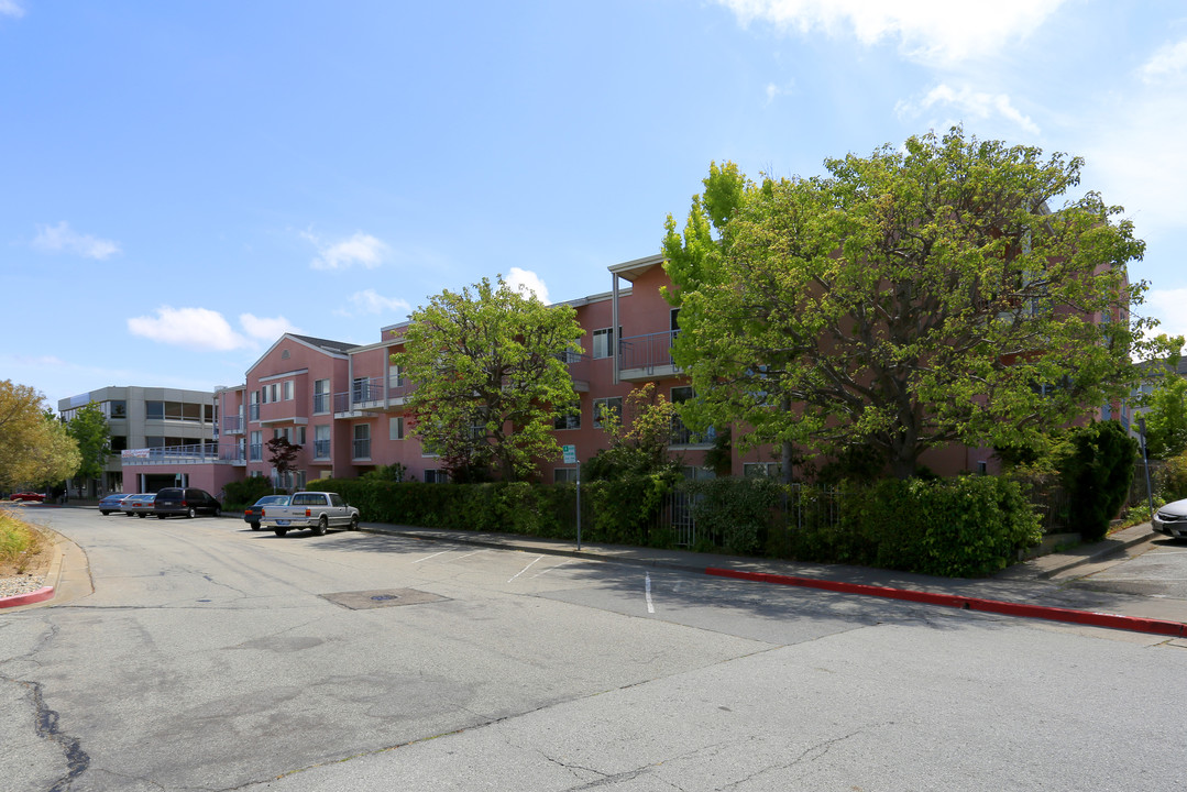 Broadway Manor Apartments in Millbrae, CA - Building Photo