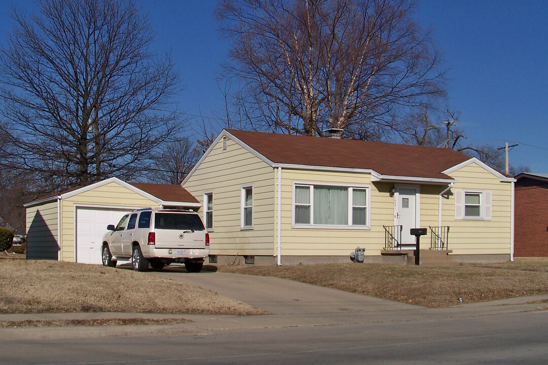 1921 Pontoon Rd in Granite City, IL - Foto de edificio