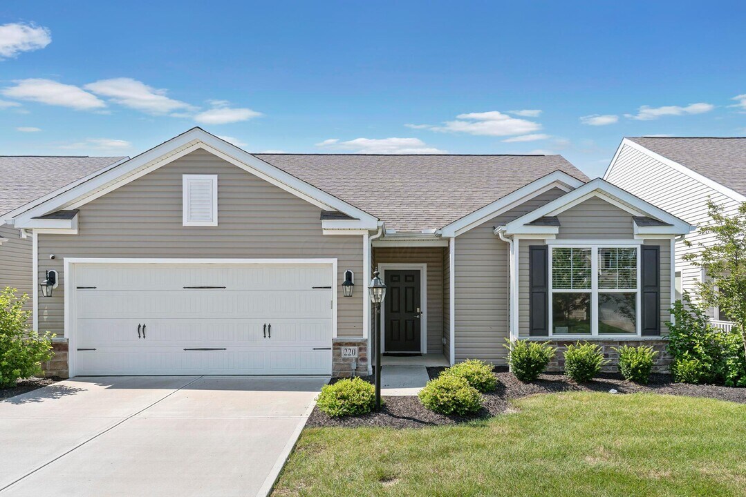 220 Woodland Sky Dr in Pataskala, OH - Building Photo