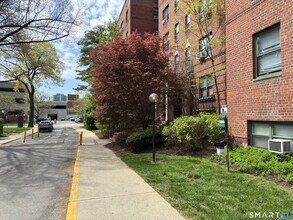 28 Strawberry Hill Ave in Stamford, CT - Foto de edificio - Building Photo