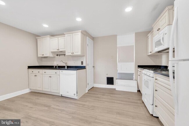 19 Pleasant St in Vincentown, NJ - Building Photo - Building Photo