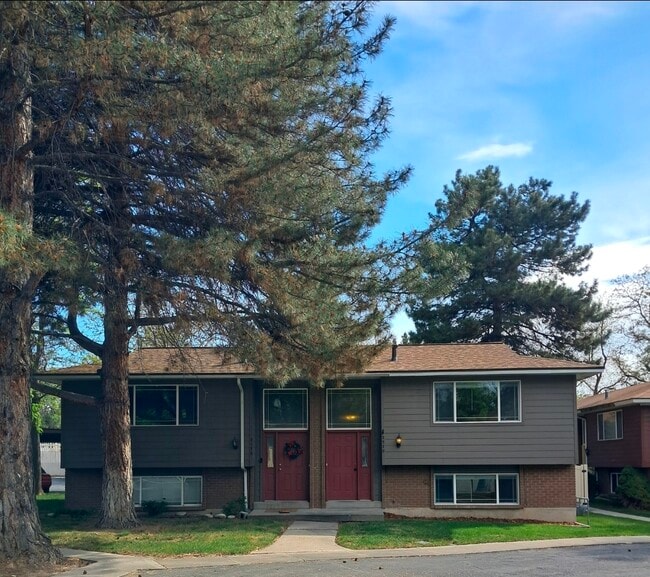 property at 2570 E Canterbury Ln