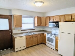 182 3rd Ave, Unit 182 in Marion, IA - Building Photo - Building Photo