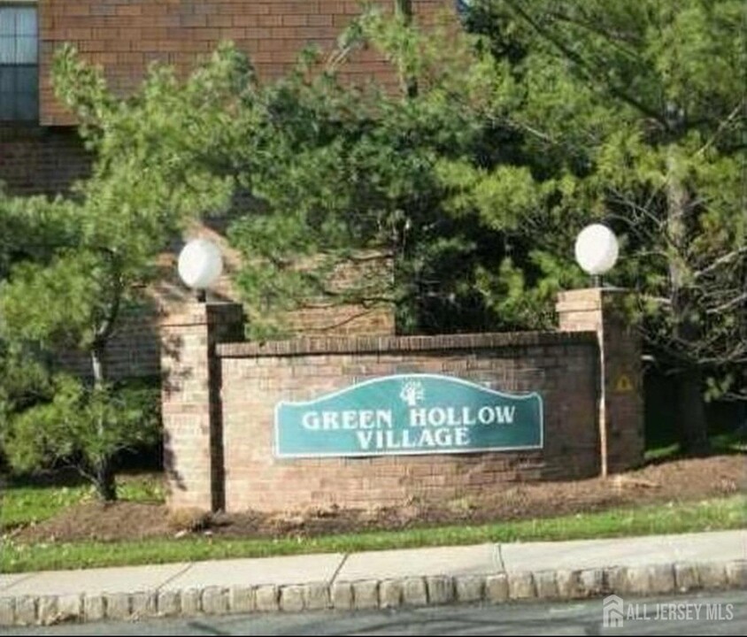 511 Green Hollow Dr in Iselin, NJ - Building Photo