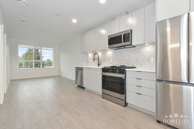 13258-13105 105 Ave in Surrey, BC - Building Photo - Building Photo