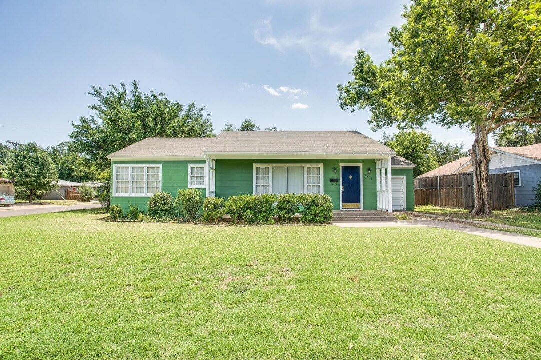 3201 30th St in Lubbock, TX - Building Photo