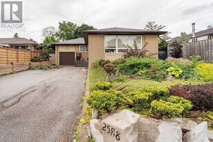 2588 Lundigan Dr in Mississauga, ON - Building Photo