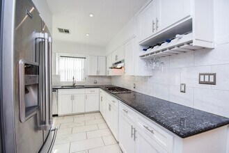 5666 Overbrook Ln in Houston, TX - Building Photo - Building Photo